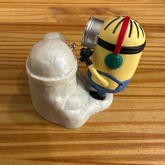Despicable Me Despicable Snowminion Hallmark Keepsake Ornament - Picture 4 of 6